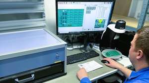 Erstmusterabnahme der Elektronik zur Qualitätskontrolle