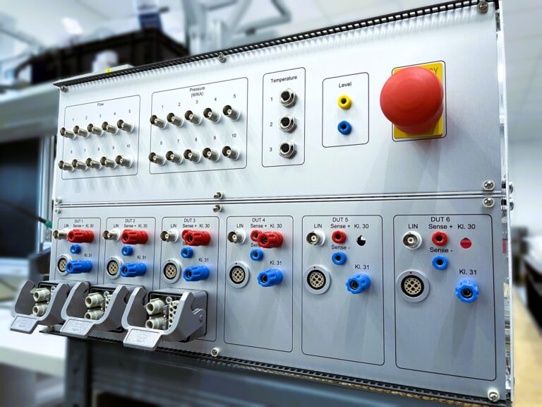 Gerätebau und Schaltschrankbau von Systemen für die Industrie.