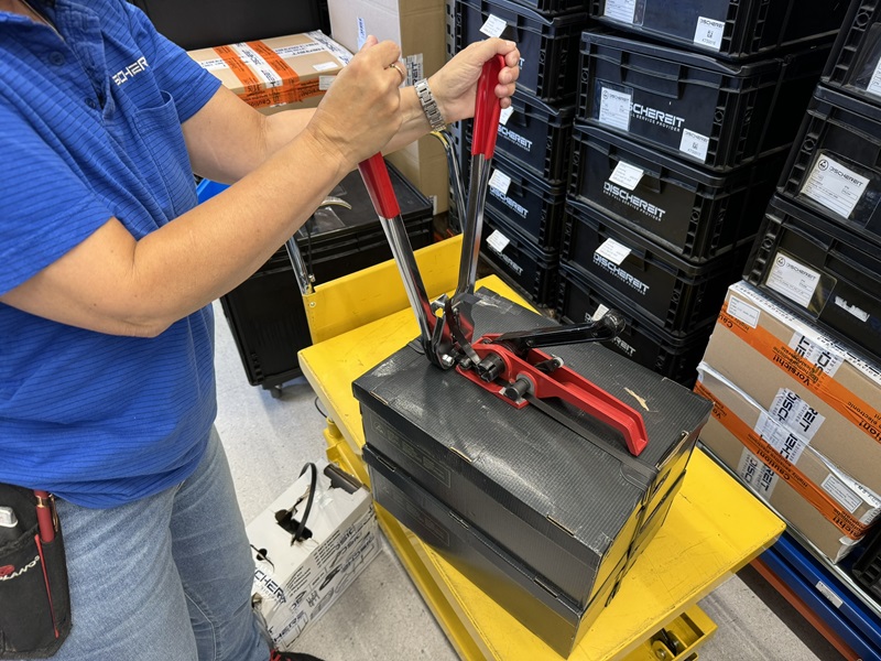 Verpackungszange in rot auf einem Paket