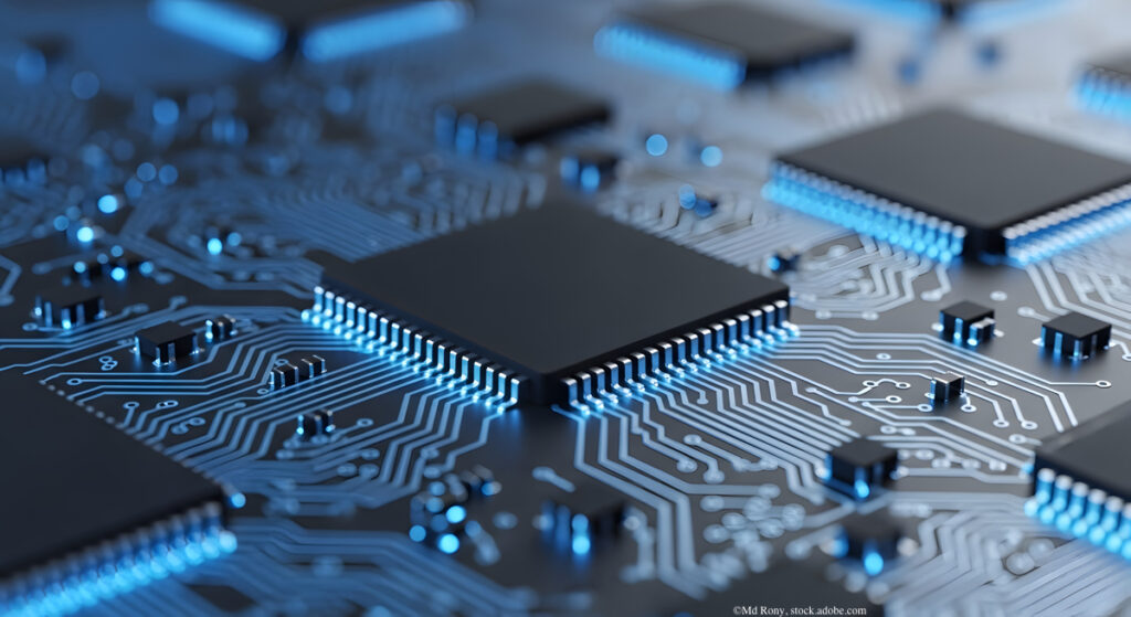 Integrierte Schaltkreise (ICs) auf einer Leiterplatte (PCB).